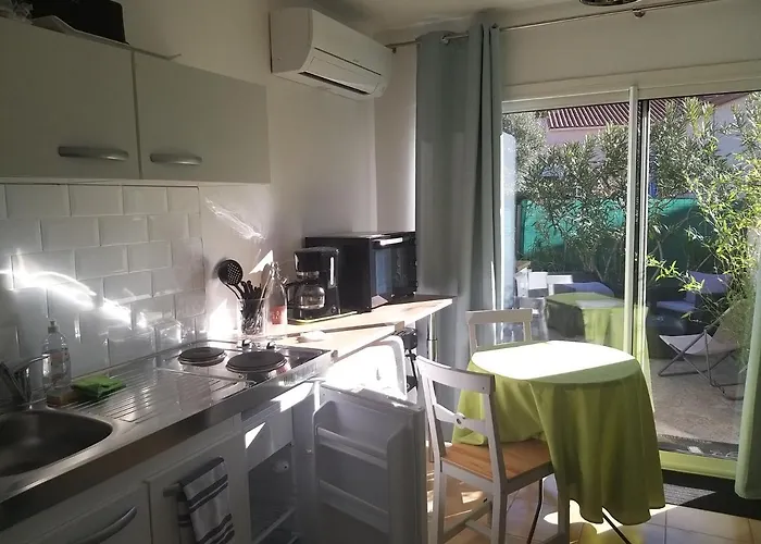 Rez de jardin cosy avec terrasse fleurie