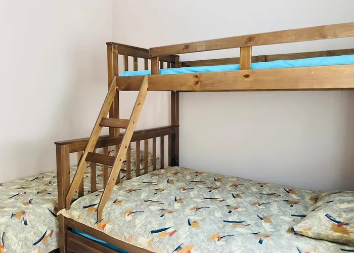 Casa Moderna e Aconchegante com Piscina Aquecida e Lareira a Apenas 50 mts da Praia