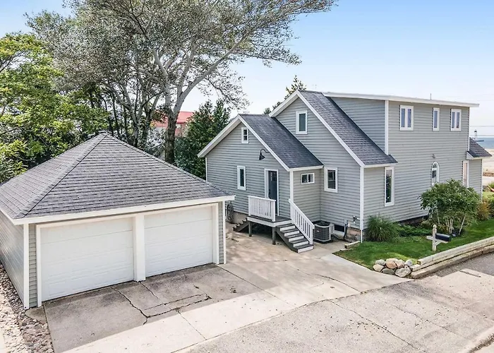Chic Manistee Cottage: Steps To Lake Michigan!