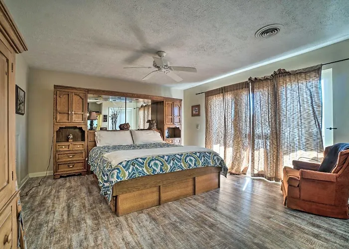 Townhome With Fire Pit And Lake View Pets Welcome!