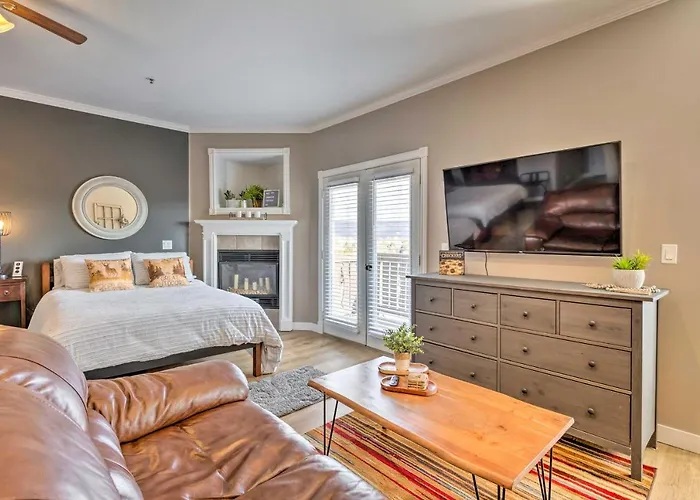 Large, Cozy Midway Studio W/ Mountain Views!