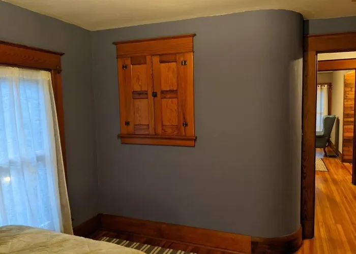 Large Bakery Apartment - Central Downtown Location