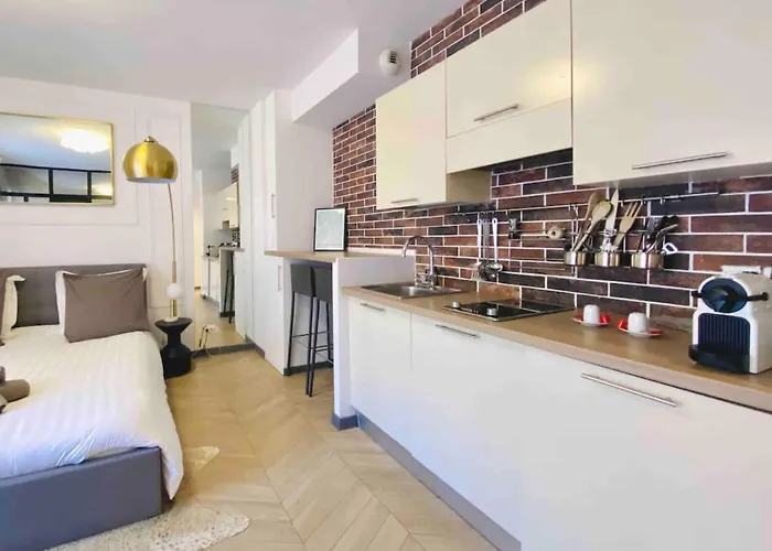 Beautiful Fully Renovated Centrally Located Studio