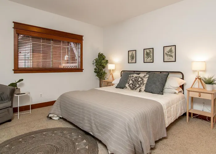 Modern Riverstone Condo With Grand Deck - Steps To Shops, Restaurants, Trails And River