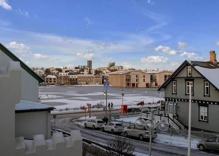 Hotel near College: Castle House Luxury Apartments