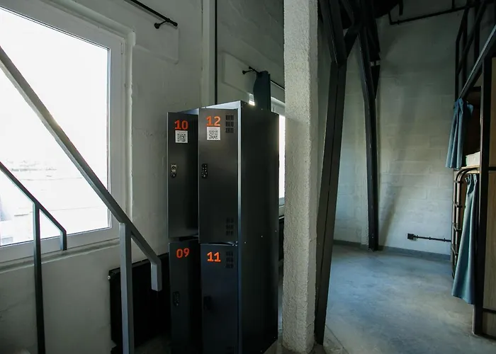 Hotel near College: Campus Community A-Hotel