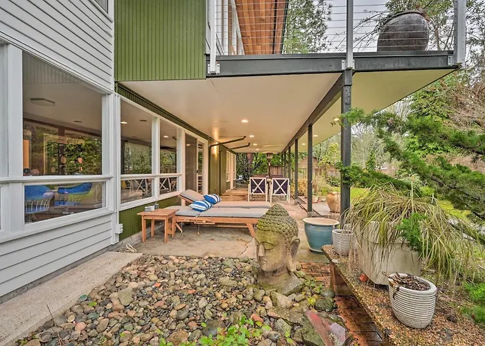 Edmonds Apartment With Private Wine Cellar!