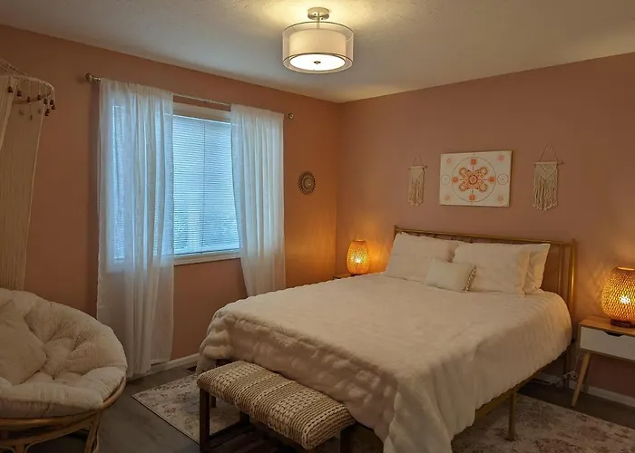 Contemporary 2-Bedroom Close To Downtown, Dining