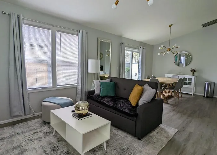 Contemporary 2-Bedroom Close To Downtown, Dining