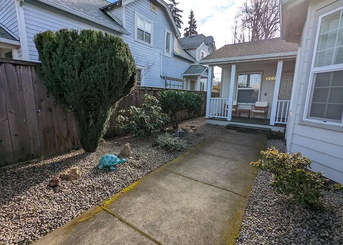 Contemporary 2-Bedroom Close To Downtown, Dining