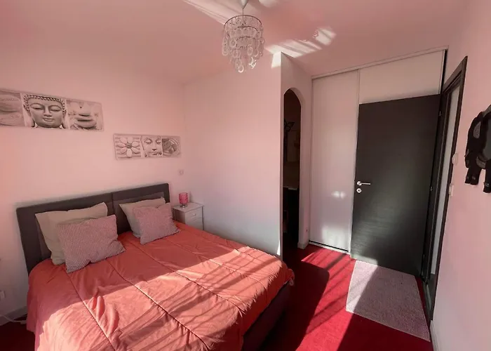 Maison F2, neuve au calme avec jardinet