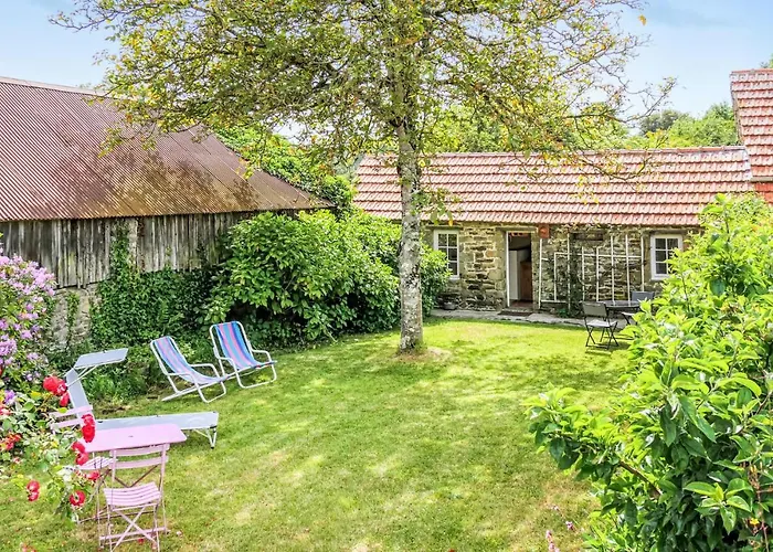 Gorgeous Home In Quettehou With Wifi