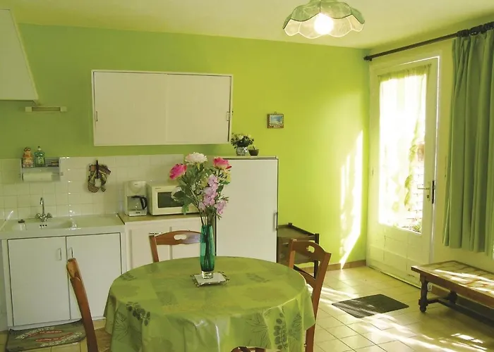 Amazing Home In Quettehou