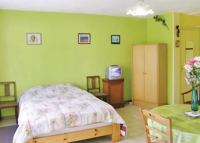 Amazing Home In Quettehou