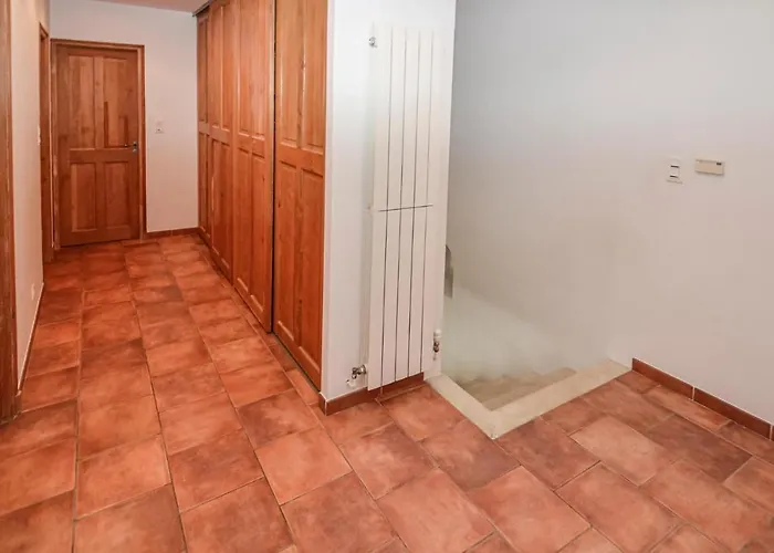 Awesome Home In Chateuneuf De Gadagne