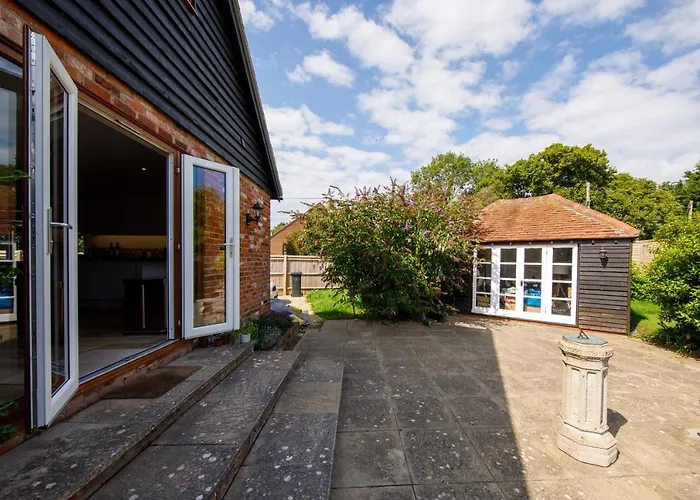 Orchard Croft Lodge: Spacious Family Retreat Near Wittering Beach