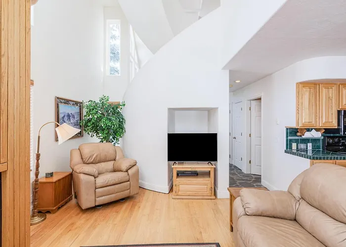 Year-Round Base W/ Balcony & Mtn Views In Driggs!