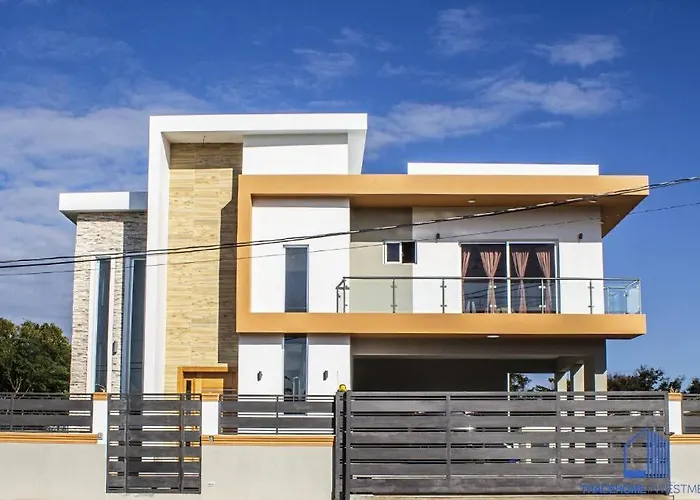 5 Star Villa Minutes From Airport And Beaches