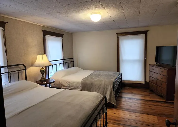 Basecampwv-Durbin. Spacious 4 Bedroom House W/Yard