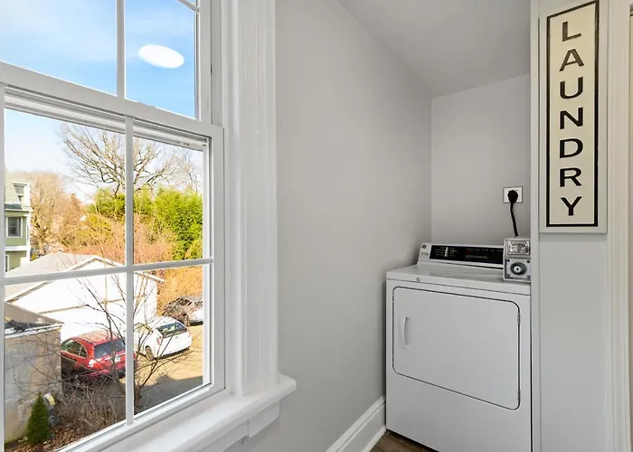 Casa Soleada In East Rock Near Dt And Yale Som With Free Parking And King Bed