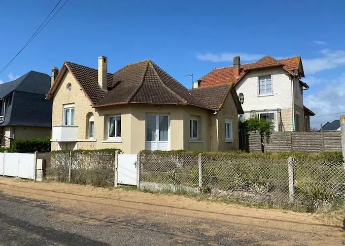 La plage au bout du jardin / Sword Beach cottage