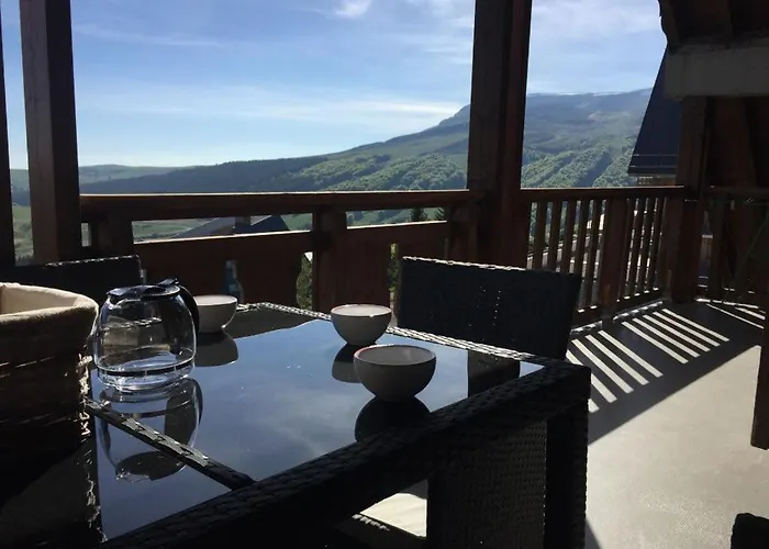 Lama-Gîte-des-Puys T3 Lamado vue époustouflante sud avec grande terrasse