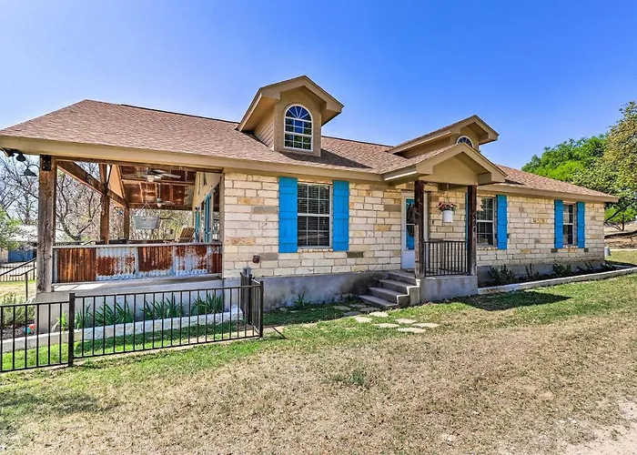 Charming Burnet Cottage W/ Lake View + Porch!
