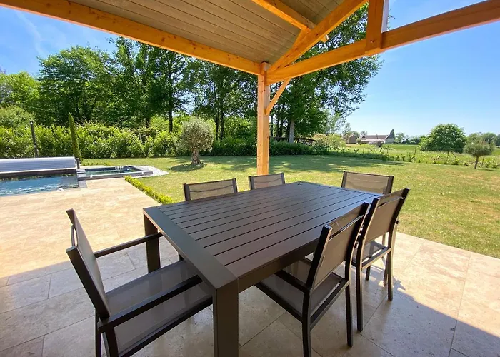 Villa moderne , neuve piscine jacuzzi .