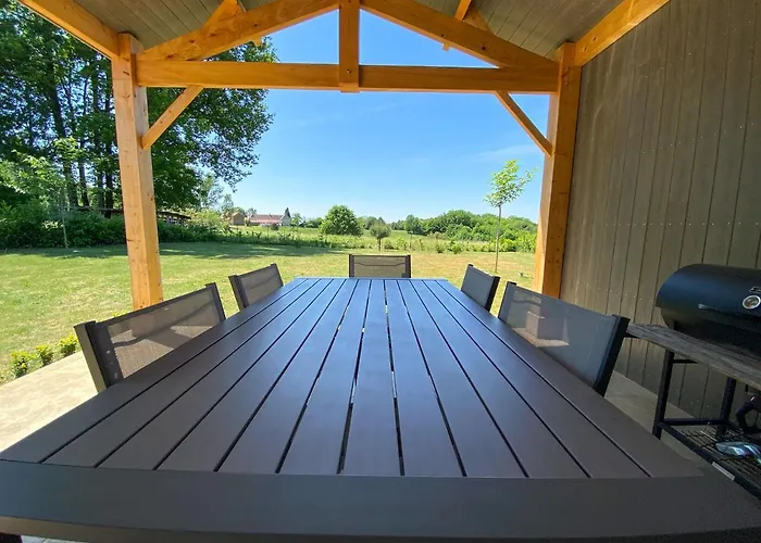 Villa moderne , neuve piscine jacuzzi .