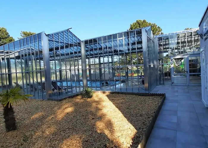 Chez Ced et Laeti, Appartement privé avec jardin et terrasse dans résidence l'estuaire muni d'une piscine couverte et aire de jeu, Linge de lit et de salle d'eau ainsi que télé, compris dans le tarif Profitez à fond de notre belle région