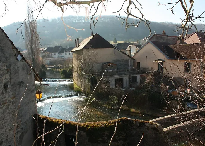 Grands Gîtes de charme avec jardin, lieu calme et paisible en plein coeur d'Arbois, linge inclu, lits faits à l'arrivée et ménage en fin de séjour