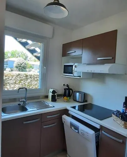 Chez Ced et Laeti, Appartement privé avec jardin et terrasse dans résidence l'estuaire muni d'une piscine couverte et aire de jeu, Linge de lit et de salle d'eau ainsi que télé, compris dans le tarif Profitez à fond de notre belle région