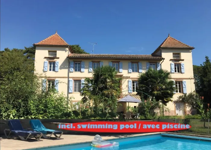 Domaine de Ménerque - petit château avec piscine