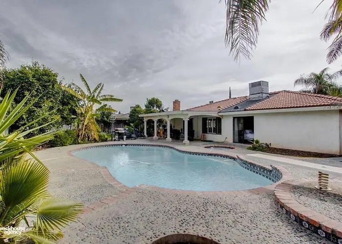 Cozy Hygge Home Centrally Located 2 King Beds