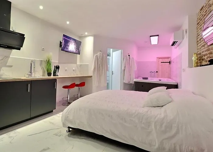 Love Room avec Jacuzzi Privatif Évasion Romantique à Castelsarrasin