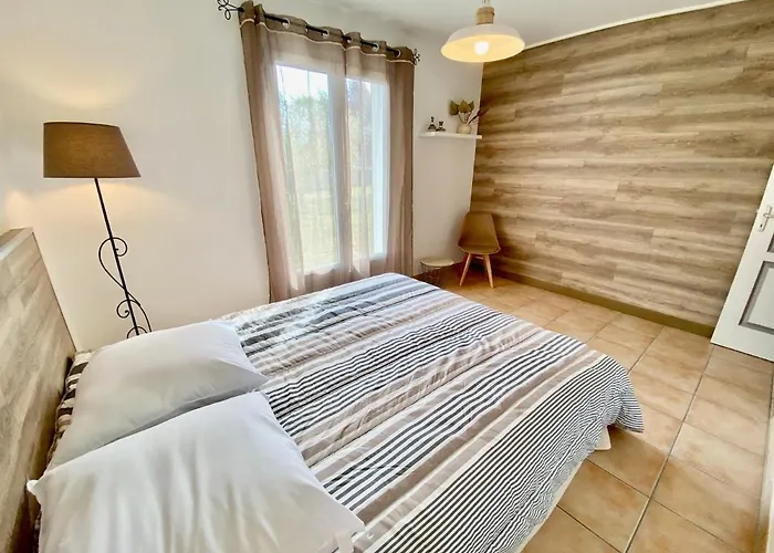 Villa 6p, 3ch avec grand jardin clos, clim, village classé de Vogue