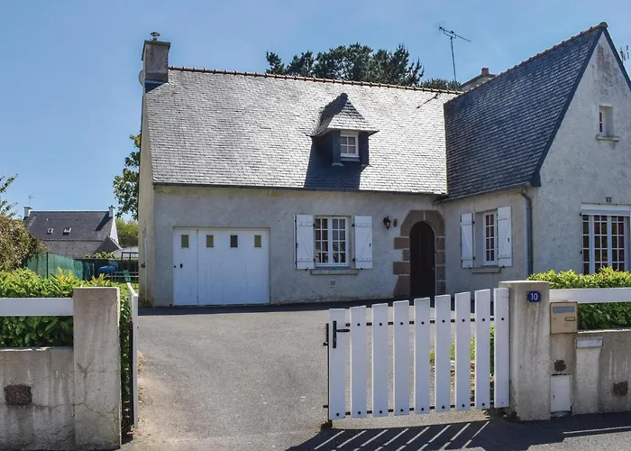 Nice Home In Ploumilliau With Wifi