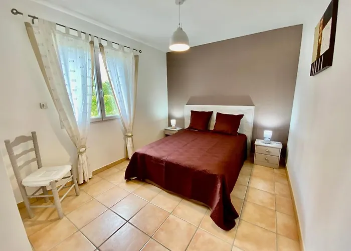 Villa 6p, 3ch avec grand jardin clos, clim, village classé de Vogue