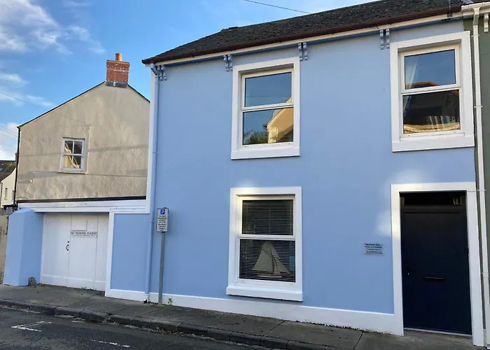 Central hotel: Barafundle House