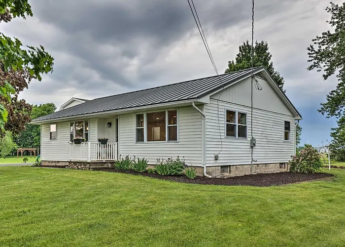 Cozy Seneca Falls Home Close To Cayuga Wine Trail!