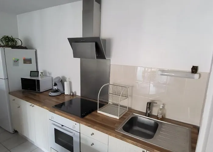 Appartement climatisé 2 chambres Balcon Parking privé couvert Centre Village