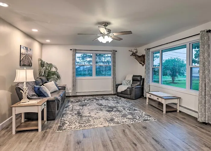 Cozy Seneca Falls Home Close To Cayuga Wine Trail!