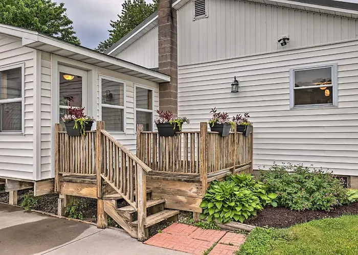 Cozy Seneca Falls Home Close To Cayuga Wine Trail!