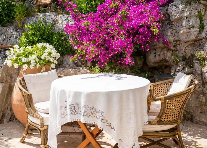Studio de charme Le Rose, 20m2, dans propriété au calme avec piscine by Le mas de Louise et Sacha