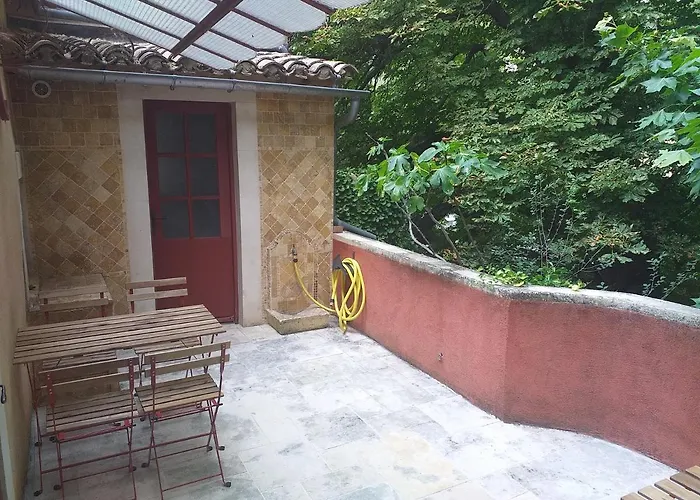 maison au coeur de Fontaine de Vaucluse, nichée sur le rocher et surplombant la sorgue