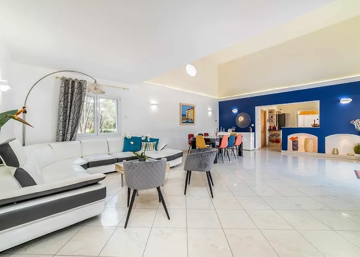 Villa Located Between Cannes And Sainttropez