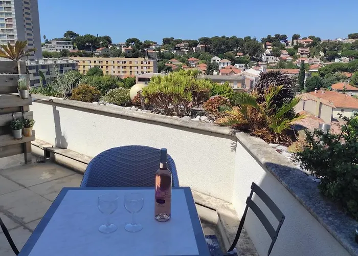 grand studio terrasse de standing, pleine vue village et proche mer