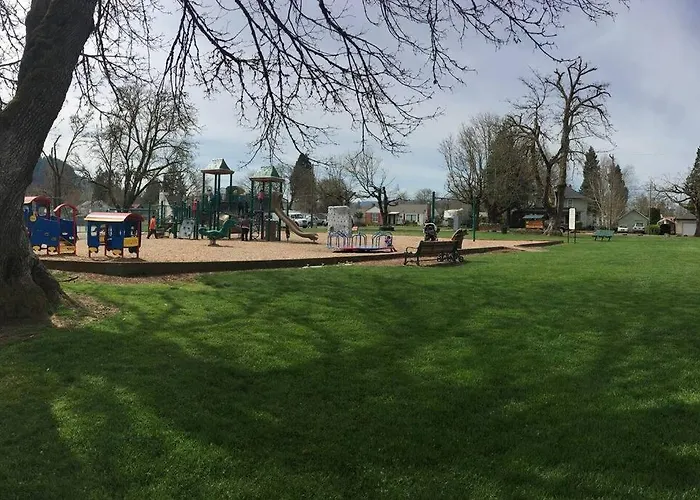 Cheerful 3 Bedroom On A Park 10 Miles From Eugene