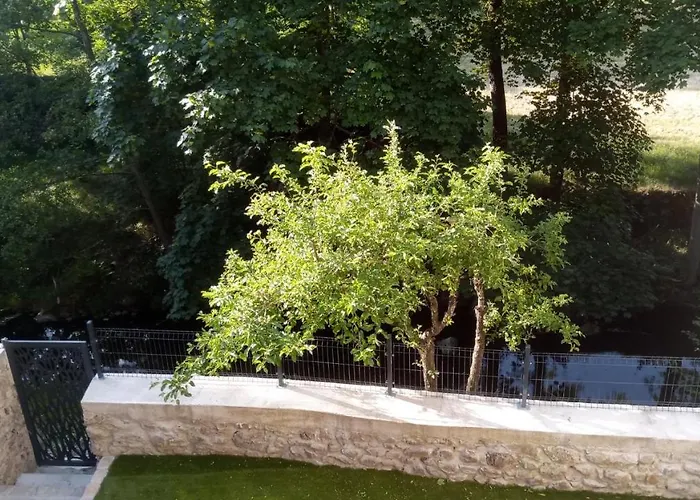 Charmante petite maison en pierre, avec accès autonome