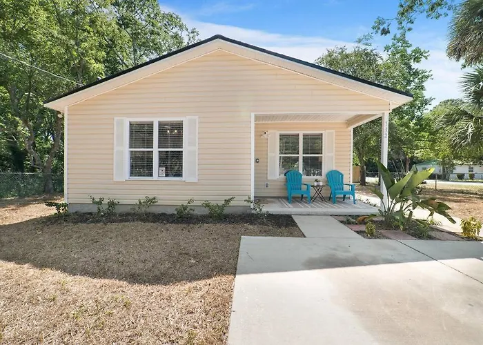 New Modern Bungalow Close To Downtown! Fully Fenced Yard